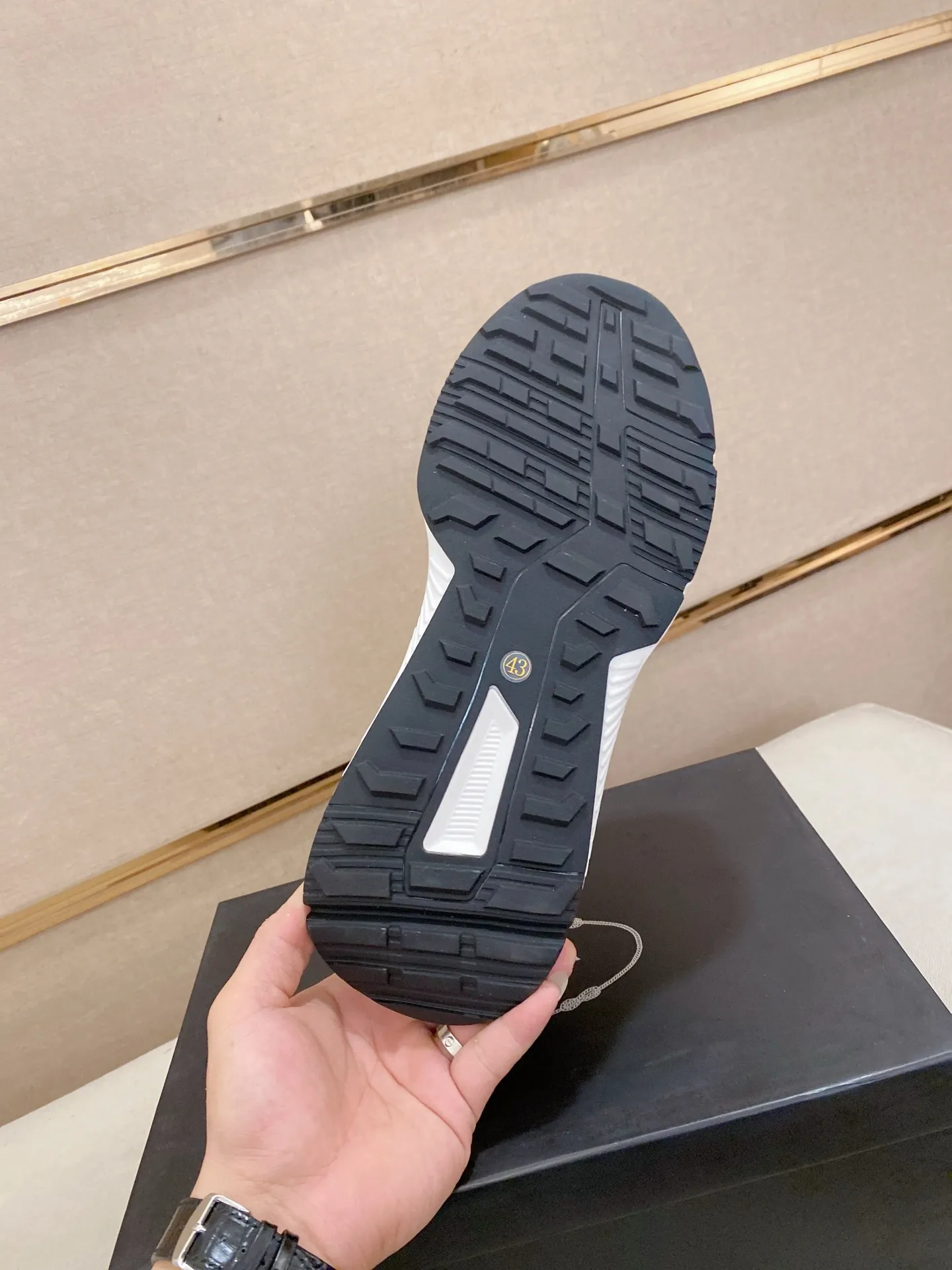 Men's shoes 💰 442💰 ✔️✔️✔️The new PRADA (Prada) counters are launched simultaneously. The new men's shoes and 😘fabrics are made of selected cowhide and waterproof and breathable fabrics. Lining: Breathable mesh lining. 👍🏿 High-end ☄️ air-cushion molded anti-slip rubber outsole, exquisite lines, simple and elegant, comfortable and high-end for leisure travel. Code number: 38 to 44 (45 can be customized and cannot be returned or exchanged)